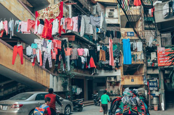 Thực trạng phơi quần áo ở chung cư, nhà tập thể cũ